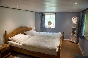 a bedroom with a bed with a wooden frame and a window at Zur alten Oele - Hochwertig und Familienfreundlich in Lenzkirch