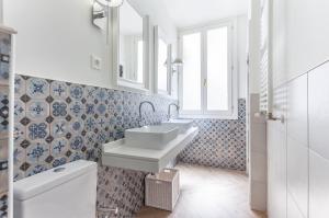 een badkamer met 2 wastafels en een toilet bij Zoko Suites en Madrid in Madrid