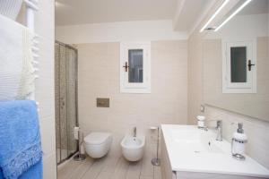 A bathroom at Residenza Le Tartarughe