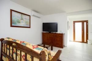 A television and/or entertainment centre at Residenza Le Tartarughe