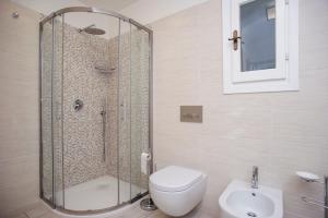 A bathroom at Residenza Le Tartarughe