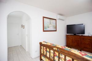 A television and/or entertainment centre at Residenza Le Tartarughe