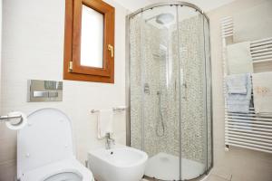 A bathroom at Residenza Le Tartarughe