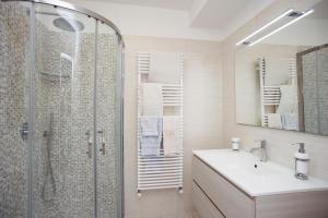 A bathroom at Residenza Le Tartarughe Még 31 kép