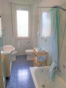 uma casa de banho com um lavatório, um WC e um chuveiro em il Papavero em Recco