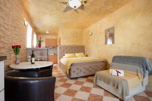 - une chambre avec deux lits, une table et une chaise dans l'établissement Apartments Vuković, à Kotor