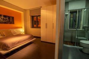 sypialnia z łóżkiem, prysznicem i toaletą w obiekcie Hotel Los Nardos w mieście Chipiona