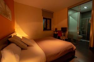 Łóżko lub łóżka w pokoju w obiekcie Hotel Los Nardos