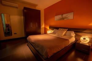 Łóżko lub łóżka w pokoju w obiekcie Hotel Los Nardos
