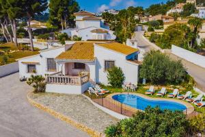 een luchtzicht op een huis met een zwembad bij 3060 Villa Elche in Moraira