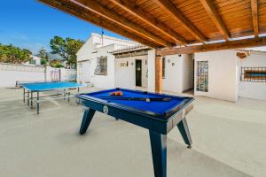 2 blauwe tafeltennistafels op een patio bij 3060 Villa Elche in Moraira