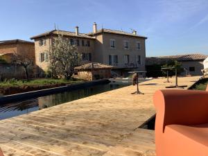 a view of a building and a pool of water at Pivoines in Saint-Julien