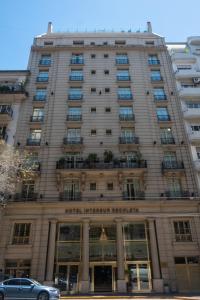 um grande edifício com um carro estacionado em frente em Hotel Intersur Recoleta em Buenos Aires