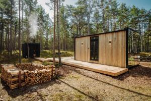 Imagem da galeria de ÖÖD Hötels Rooslepa - Room#1-ÄLSKAR -with sauna em Rooslepa