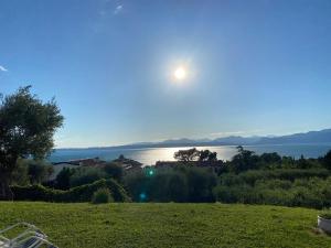 巴爾多利諾的住宿－Lovely villa Elena - Garda Lake，满月升起,从田野上望水