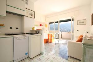 Kuchyňa alebo kuchynka v ubytovaní [PORTOFINO] appartamento vista mare con piscina