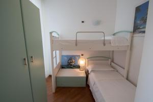 Ένα ή περισσότερα κρεβάτια σε δωμάτιο στο Splendido appartamento fronte mare con box doppio