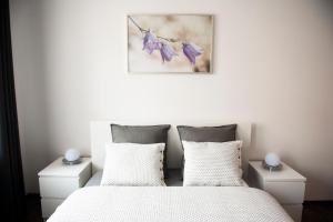 um quarto com duas camas e um quadro na parede em R&J apartmány em Broumov