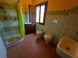 A bathroom at La Fattoria Delle Tartarughe