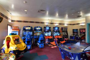 una habitación llena de máquinas de videojuegos en Disney Hotel Santa Fe, en Coupvray