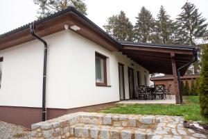 Dieses freistehende Haus verfügt über eine Veranda und eine Terrasse. in der Unterkunft Vila Hanka in Lipno nad Vltavou