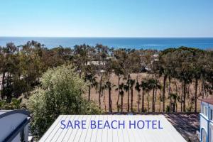 una señal de hotel de playa frente a una playa en Sare Beach Hotel en Antalya