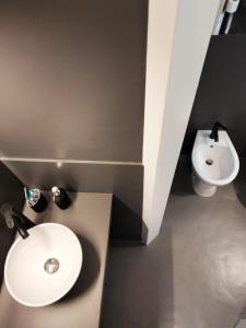 シラクーサにあるCasa Nostraのバスルーム(白い洗面台、トイレ付)