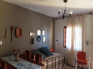 a living room with a couch and a table at Apartamento em Lencois No 01- Primavera in Lençóis