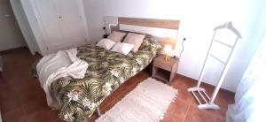 a bedroom with a bed with a couch and a table at Apartamento Villananitos in San Pedro del Pinatar