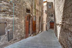 an alley in an old town with stone buildings at Casa Cavaliere in Perugia