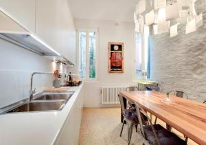 cocina con fregadero y mesa de madera en Stunning Modern Apartment In The Heart Of Venice, en Venecia