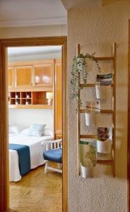 een slaapkamer met een bed en een ladder naar een kamer bij Les Fuentines in Cangas de Onís