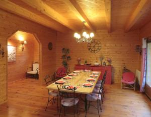 - une salle à manger avec une table et des chaises dans une cabine dans l'établissement Chambres d'Hôtes la Pierre d'Oran, à LʼArgentière-la-Bessée