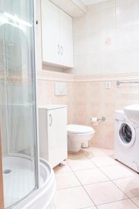 W łazience znajduje się umywalka i pralka. w obiekcie AL-DOM apartamenty Apartament Pod Konikiem 103 w Kołobrzegu