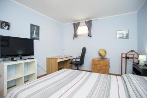 Televízia a/alebo spoločenská miestnosť v ubytovaní Bilocale Silvia con vista mare - Goelba