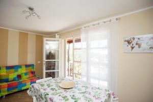 Posteľ alebo postele v izbe v ubytovaní Bilocale Silvia con vista mare - Goelba