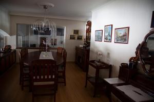 - une cuisine et une salle à manger avec une table et des chaises dans l'établissement Place des Amoureux - No loadshedding, à Plettenberg Bay