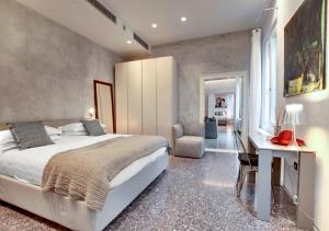 1 dormitorio con cama, escritorio y silla en Stunning Modern Apartment In The Heart Of Venice, en Venecia