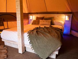 Кровать или кровати в номере Glamping Illa de Arousa