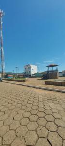 uma rua de paralelepípedos com um pavilhão ao fundo em Hostel aiuruoca em Aiuruoca mais 7 fotografias