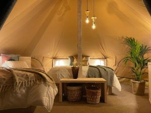 Tienda con cama y mesa. en Glamping Illa de Arousa, en A Illa de Arousa