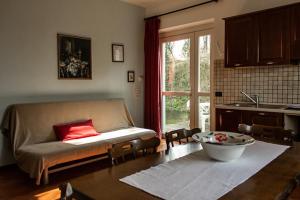ein Wohnzimmer mit einem Sofa und einem roten Kissen in der Unterkunft La Vecchia Cantina in Stradella