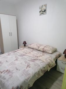 Un dormitorio con una cama con una manta. en Smestaj Milisavljevic, en Soko Banja