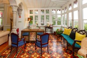 a living room with a couch and chairs and a table at Quinta Das Murtas in Sintra