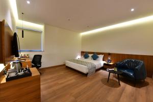The Fern Residency, Jamnagar的电视和/或娱乐中心
