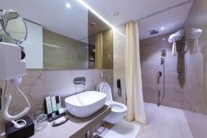 The Fern Residency, Jamnagar的一间浴室