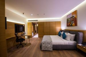 The Fern Residency, Jamnagar的电视和/或娱乐中心