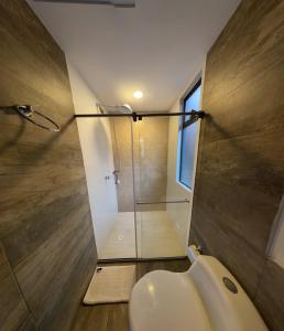 W łazience znajduje się prysznic, umywalka i toaleta. w obiekcie Cabañas de lujo - Casa Barcelona w mieście Duitama