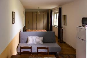 Habitación pequeña con 1 cama y 2 sillas en La Vecchia Cantina, en Stradella