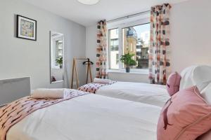 two beds in a bedroom with a window at Central Garden View -By My Getaways in Brighton & Hove